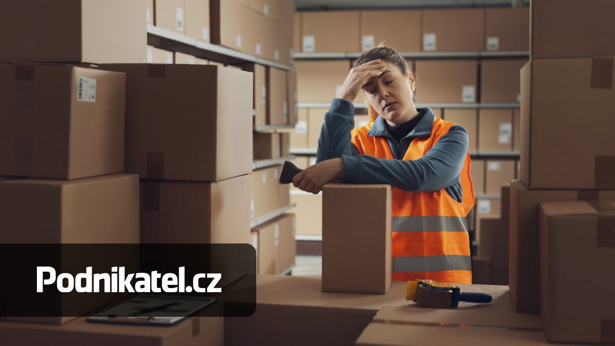 Skoro polovina zaměstnanců si stěžuje na více práce i zhoršení mezilidských vztahů