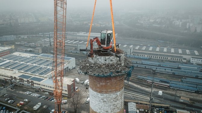 O jednu dominantu míň. Pražská teplárenská zveřejnila časosběrné video z demolice komína Teplárny Michle