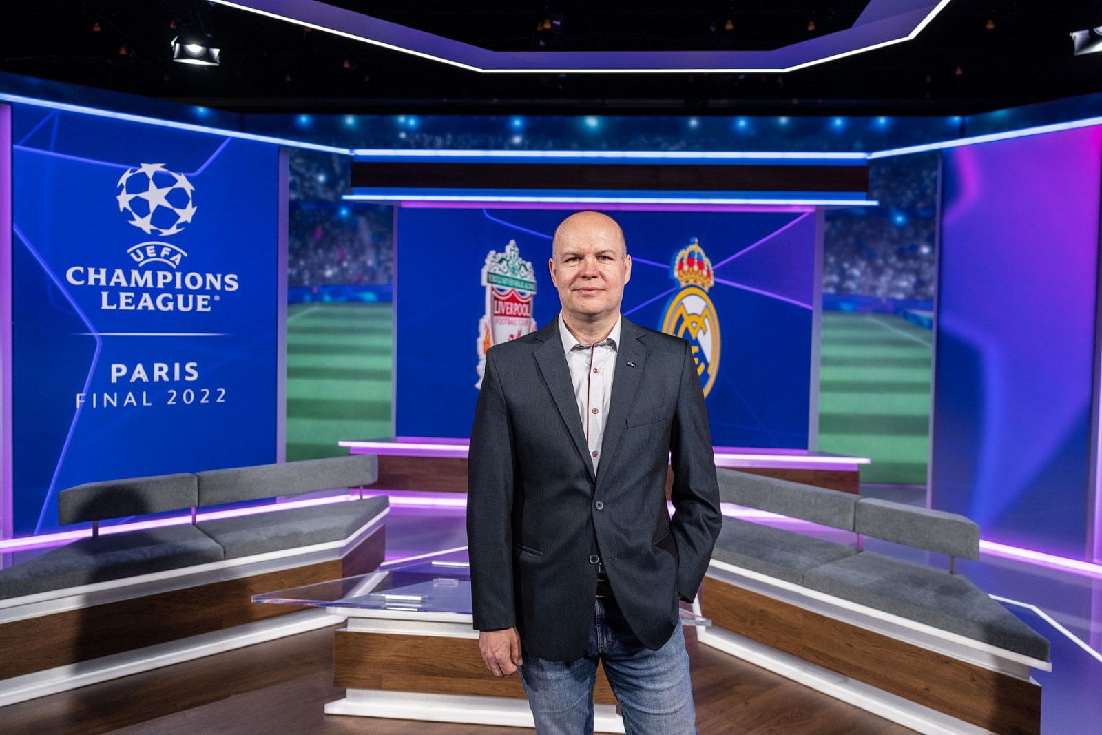 „Studia se už tradičně snažíme dělat k velkým projektům, v tom budeme pokračovat. Kromě fotbalu bychom odtud rádi vysílali tradiční sobotní studia NHL, která jsou velmi oblíbená a utkání jsou v časech vhodných pro evropského diváka,“ říká šéf sportu na Nově.