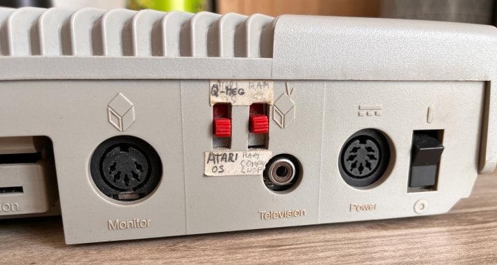 Autor: Michal Tauchman, podle licence: <a href="http://creativecommons.org/licenses/by-sa/4.0/deed.en">CC BY-SA 4.0</a> Přepínače doplněné za zadní straně počítače.