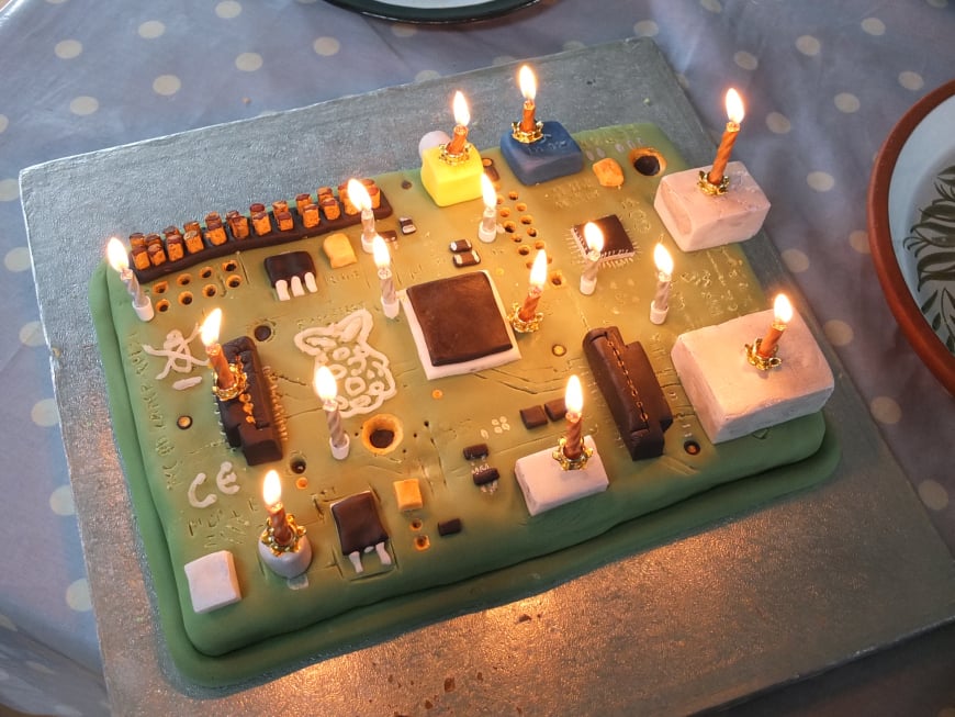 Raspberry Pi slaví páté narozeniny, přejeme mu všechno nejlepší. Podívejte se s námi na některé zajímavé projekty, které z něj už vznikly.