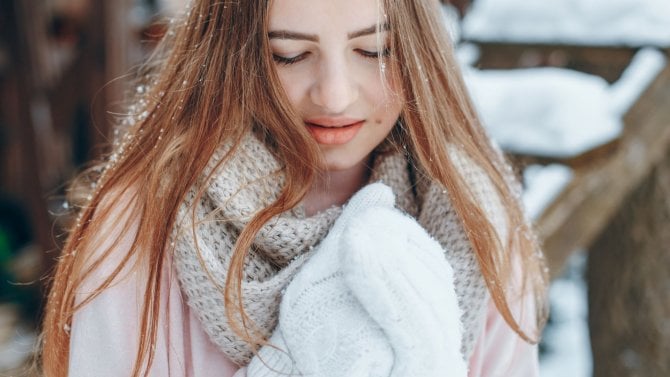 Dívka s citlivou pletí na mrazu