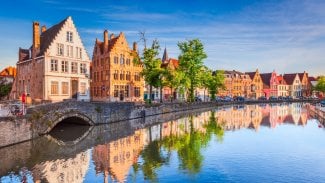 Turisté kradou v Bruggách na památku dlažební kostky