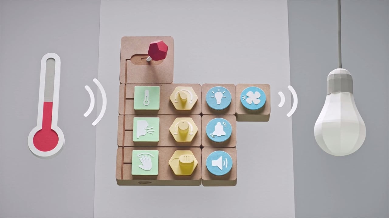 Stejně tak je možné třeba postavit systém napojený na senzory, který při změně teploty například rozsvítí žárovku.