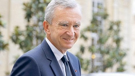 Náhledový obrázek - Papež luxusu Bernard Arnault opět prchá ze socialistické Francie