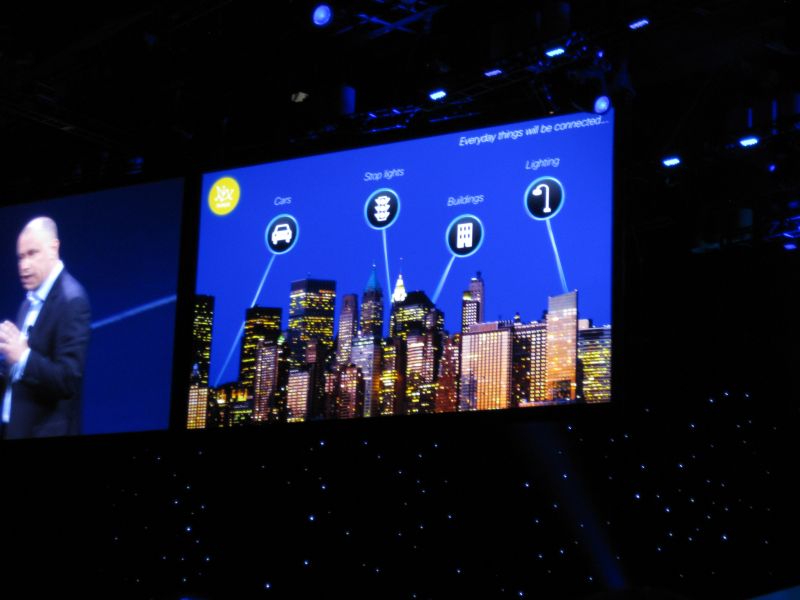 K Internetu budou běžně připojena auta, budovy, semafory či osvětlení. 