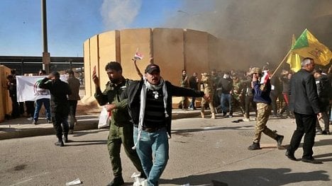 Náhledový obrázek - Demonstranti prolomili vstup k velvyslanectví USA v Bagdádu. Ochranka použila slzný plyn