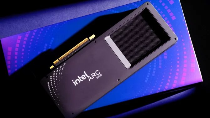 Zrušené výkonnější grafiky Intel „Battlemage“ může nahradit karta se dvěma čipy a 48GB pamětí