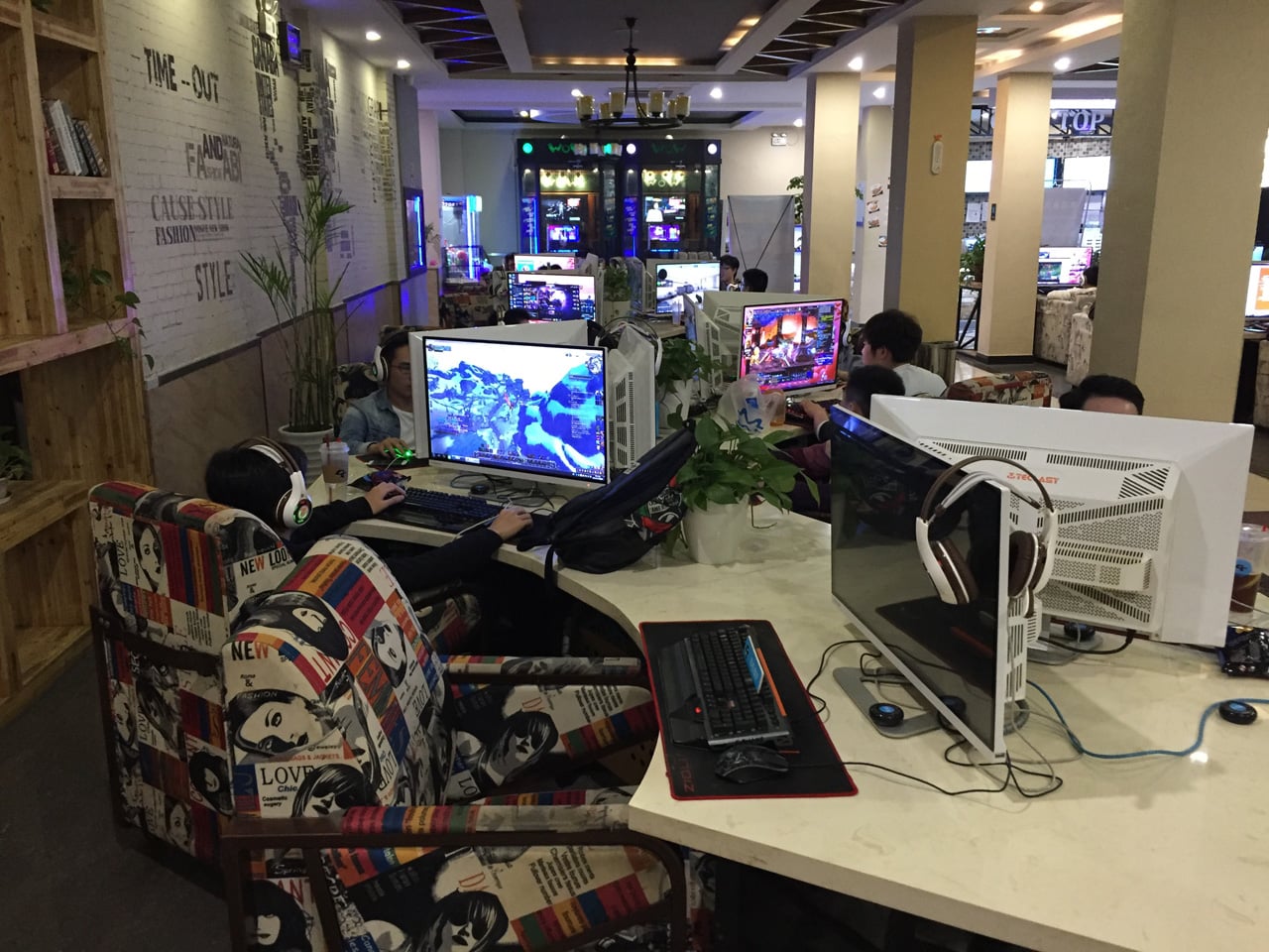 Herní a internetová kavárna v Šanghaji v Číně