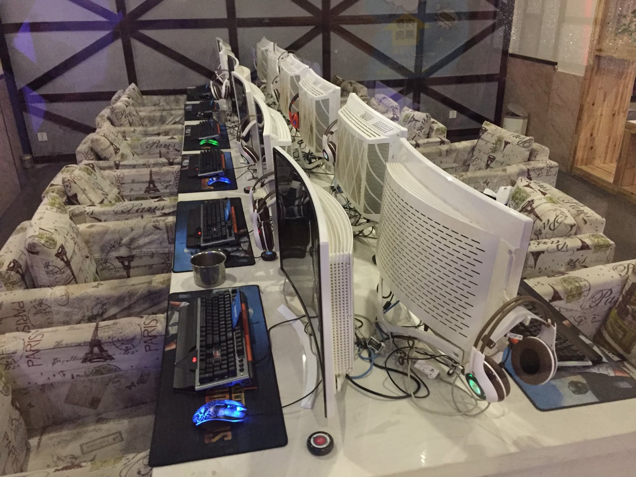 Herní a internetová kavárna v Šanghaji v Číně