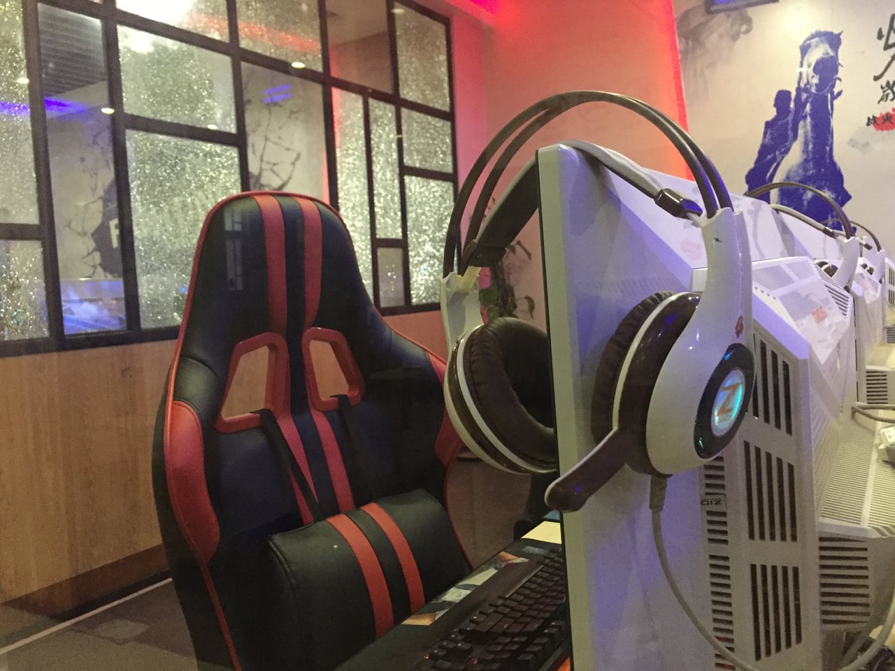 Herní a internetová kavárna v Šanghaji v Číně