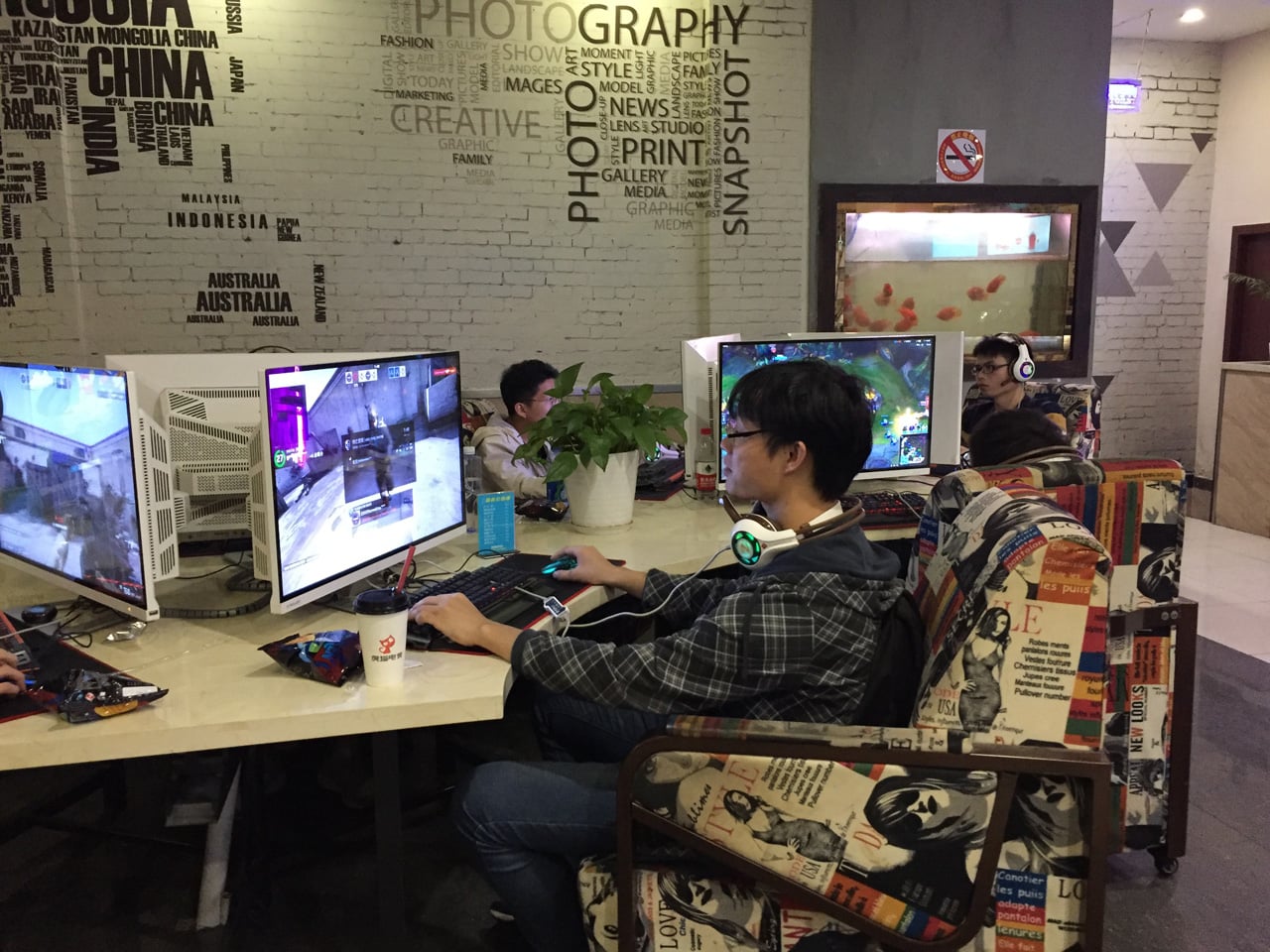 Herní a internetová kavárna v Šanghaji v Číně