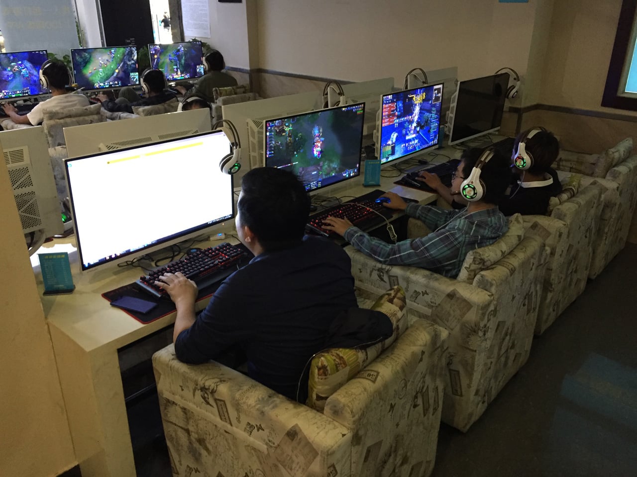 Herní a internetová kavárna v Šanghaji v Číně