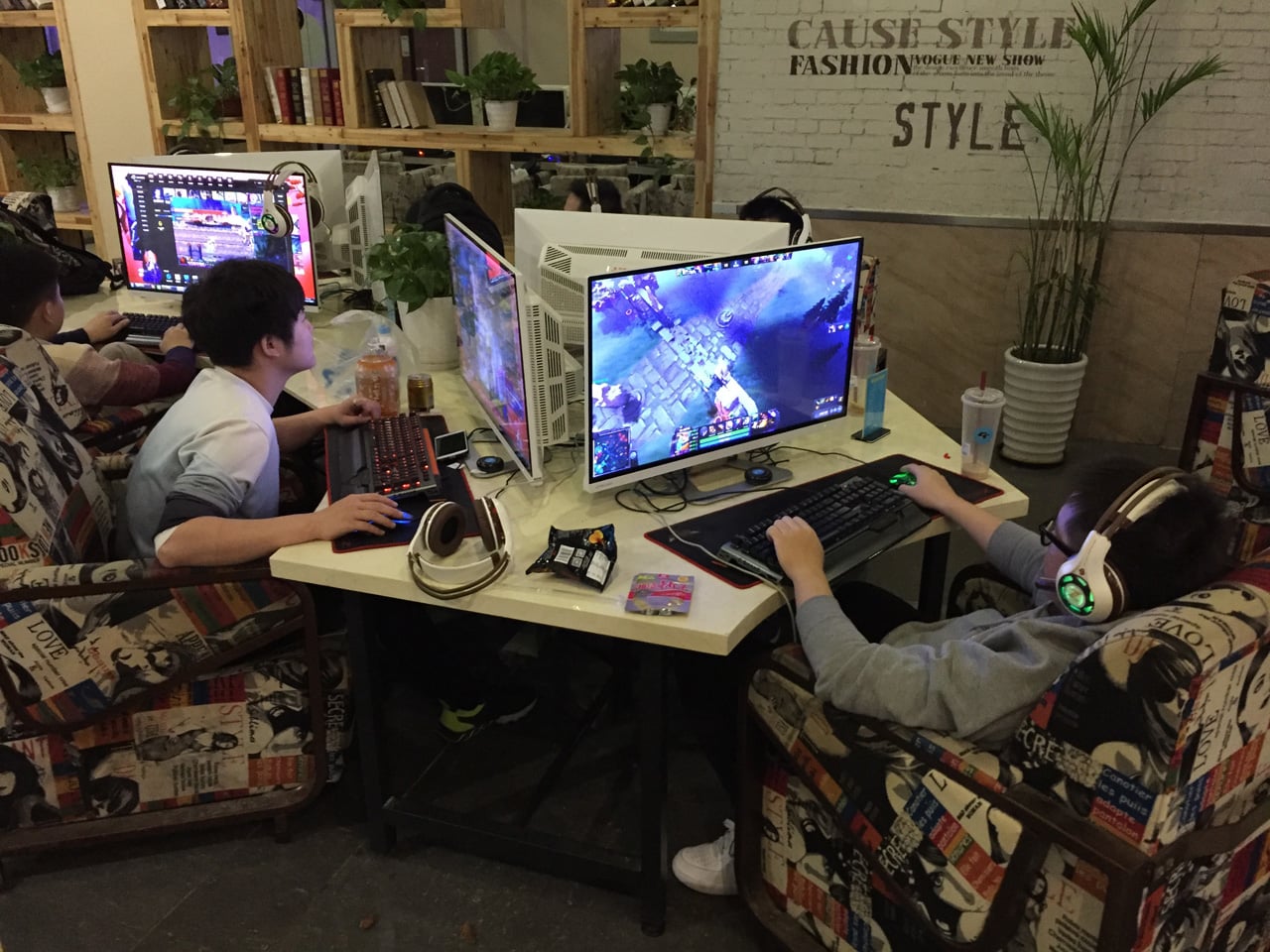 Herní a internetová kavárna v Šanghaji v Číně