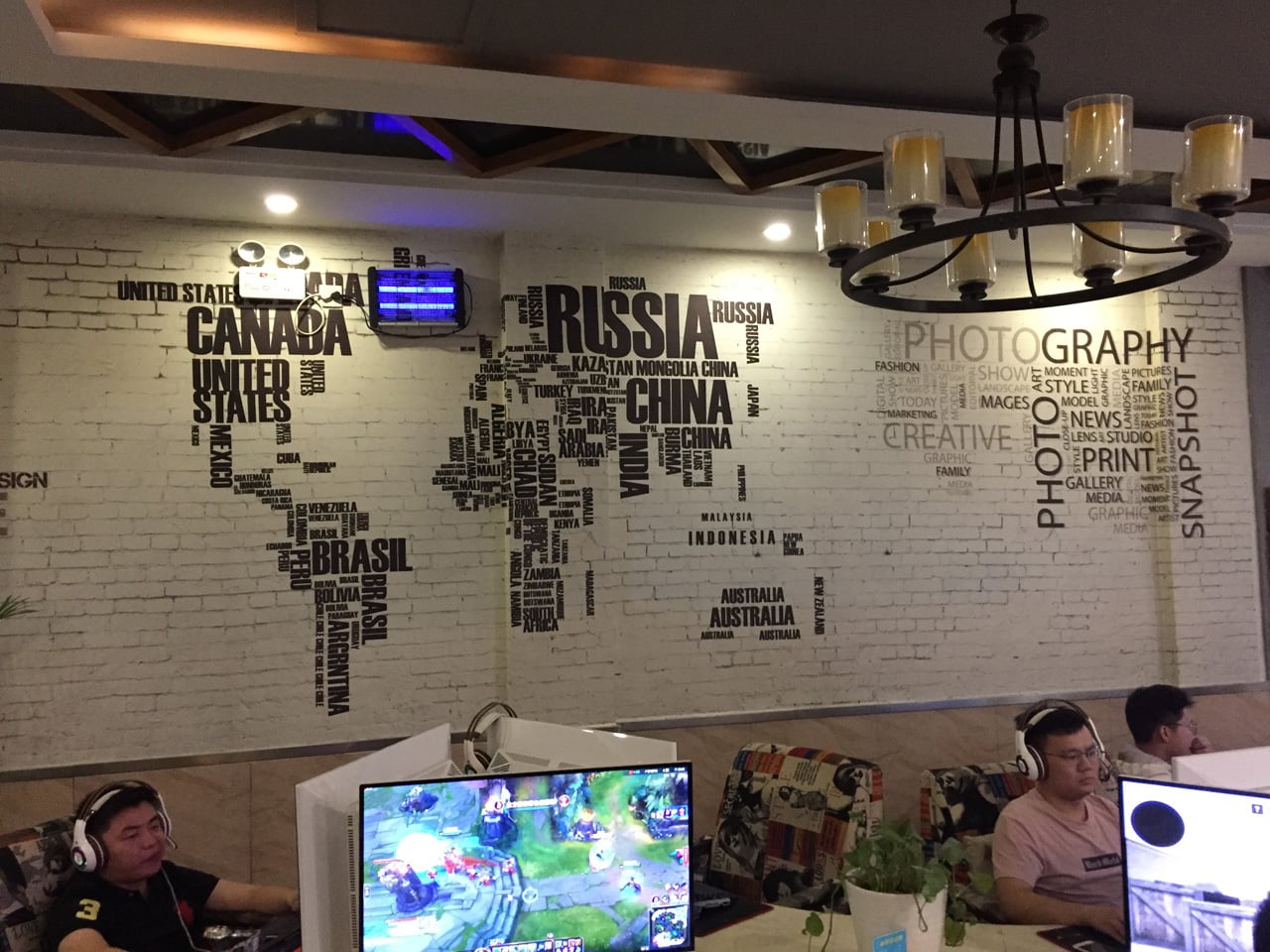 Herní a internetová kavárna v Šanghaji v Číně