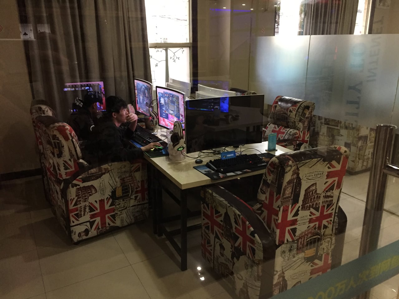 Herní a internetová kavárna v Šanghaji v Číně