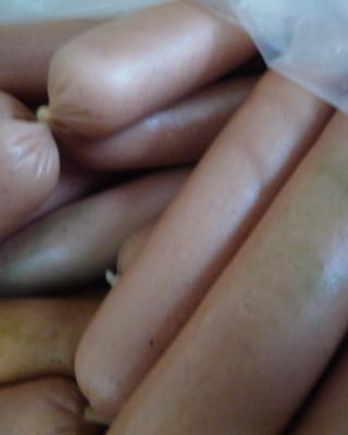 Tenké párky. Kategorie: Nebezpečné potraviny. Nevyhovující parametr: podmínky skladování, vzhled, vůně. Povrch výrobku byl oslizlý, lepkavý, některé párky nazelenalé. Výrobek zapáchal po kažení. Potravina měla prošlé datum použitelnosti a byla skladována při nevyhovujících teplotních podmínkách. Z těchto důvodů nejsou uvedeny informace o výrobci. Místo kontroly: Chanh Le Quang, Němčice nad Hanou