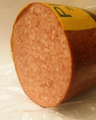 Pivní salám. Kategorie: Nebezpečné potraviny. Nevyhovující parametr: vůně. Výrobek zapáchal po kvašení. Potravina se nepovažuje za bezpečnou, pokud jeví známky kažení. Potravina měla neznámé datum použitelnosti. Místo kontroly: Khang Pham Quang, Oslavany