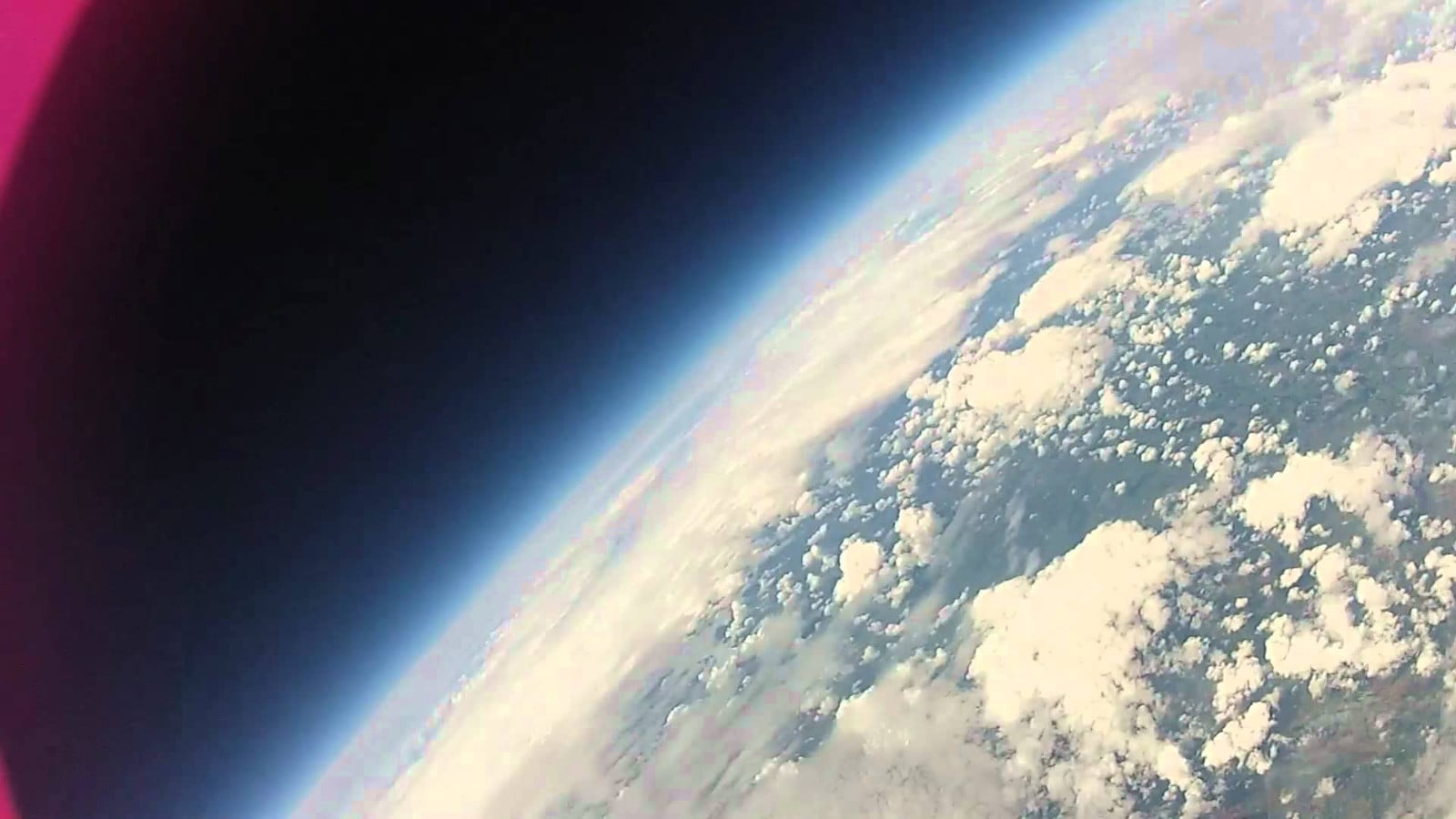 V rámci projektu PIE1 bylo na balónu vypuštěno RPi, které posílalo z „vesmíru“ zajímavé obrázky. Dokonce se jej podařilo zase najít bez poškození. (<a href="http://www.daveakerman.com/?p=592">Více informací</a>)