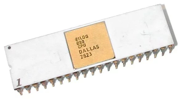 Raný exemplář procesoru Zilog Z80, vyrobený v 26. týdnu roku 1976