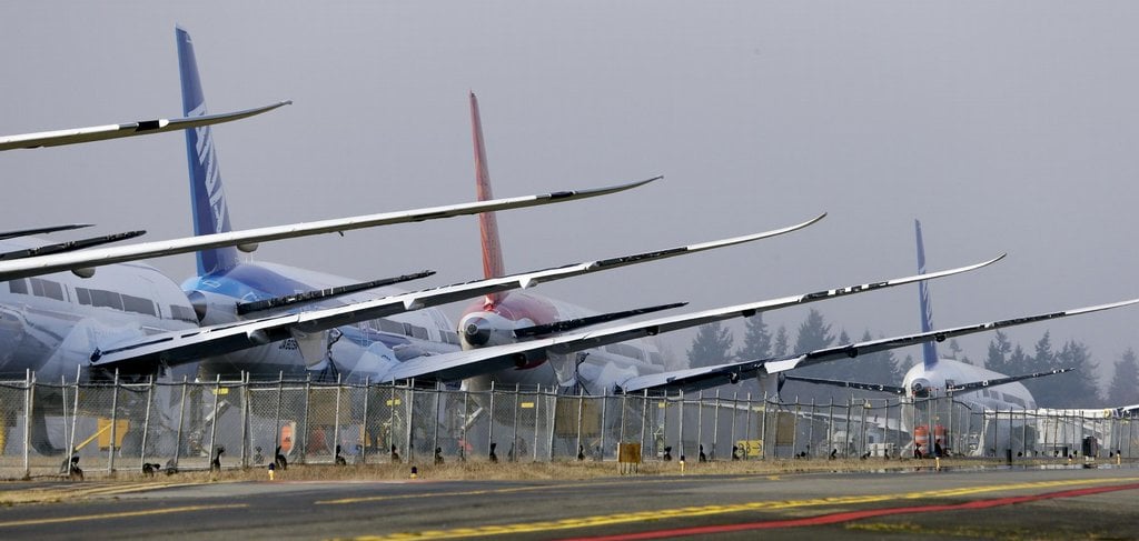 2014-04-boeingy-dreamliner-sedc3ad-na-zemi-v-usa-i-jinc3bdch-zem