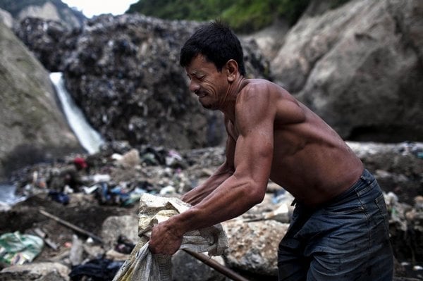 2016-10-chudc3a9-guatemalce-c5beivc3ad-kovovc3bd-odpad-ze-sklc3a