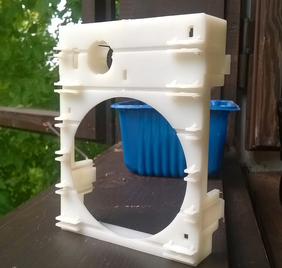 Klec pro 80mm ventilátor s drážkami pro zaklesnutí karet PCI či ISA plné délky, pocházející z ATX skříně zhruba z let 1998 až 1999