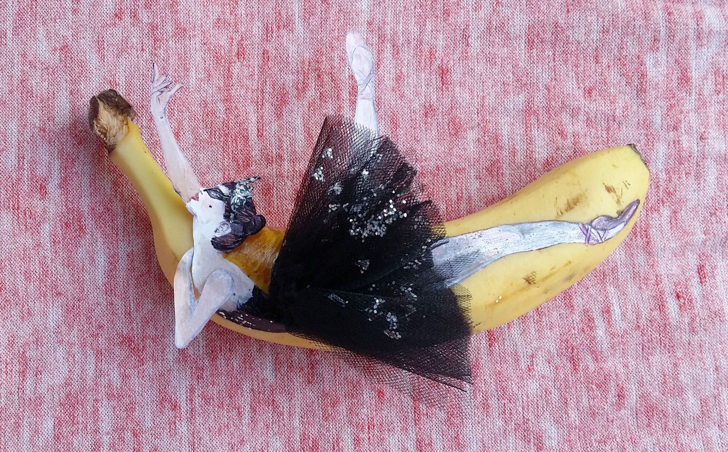 Londýnská novinářka Elisa Roche začala tím, že z banánu ke svačině vytvořila unikátní kousek. Postupně přibývaly další, tématem jsou převážně ikony showbyznysu, od žraloka z Čelistí po návrháře Karla Lagerfelda.