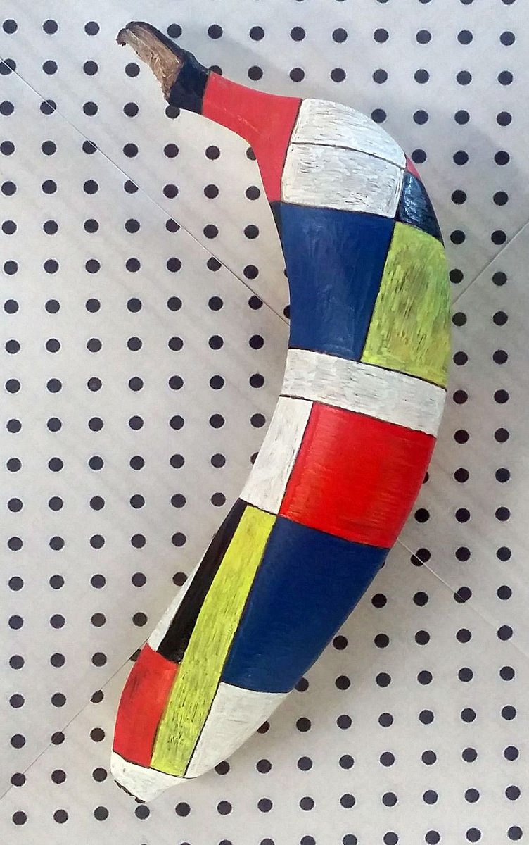 Londýnská novinářka Elisa Roche začala tím, že z banánu ke svačině vytvořila unikátní kousek. Postupně přibývaly další, tématem jsou převážně ikony showbyznysu, od žraloka z Čelistí po návrháře Karla Lagerfelda.