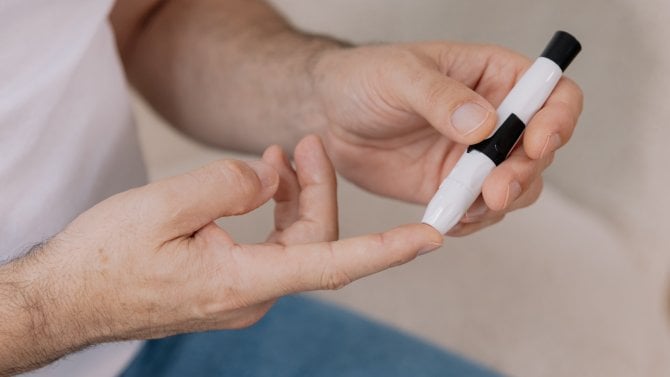 Muž, cukrovka, glukometr