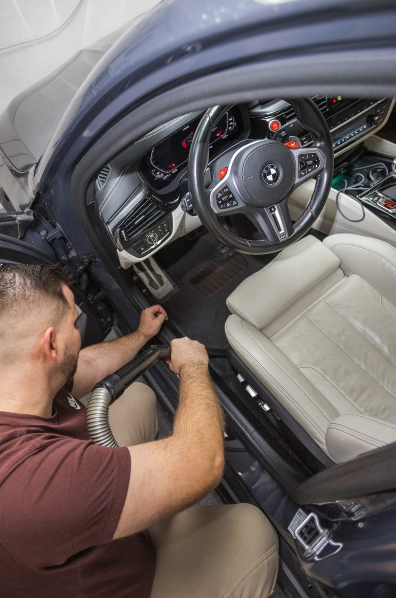 Jiří Klovrza z Tepování Praha při práci