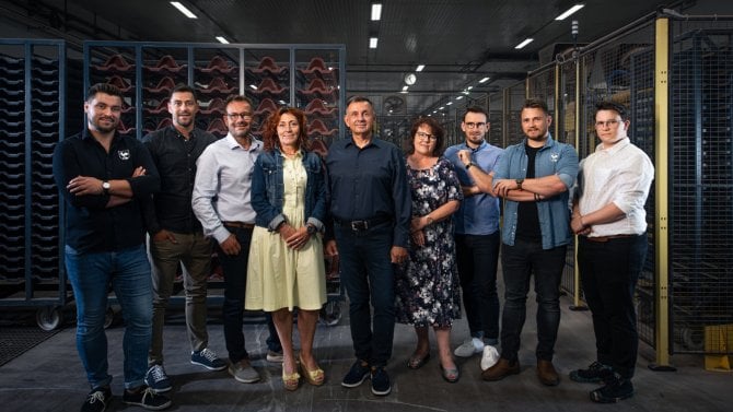 Začínali ve dvou, teď už jich je devět. Betonpres zaměstnává takřka celou rodinu Poncových, jejich střešní tašky pokryly přes 50 tisíc domů