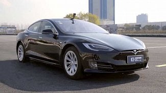 Náhledový obrázek - Tesla přiznala, že systém Autopilot není autonomní řízení. Podívejte se, jak snadno ho lze zmást