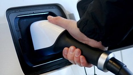 Náhledový obrázek - Průzkum: Proč lidé nechtějí kupovat elektromobily? Jsou drahé a mají nízký dojezd