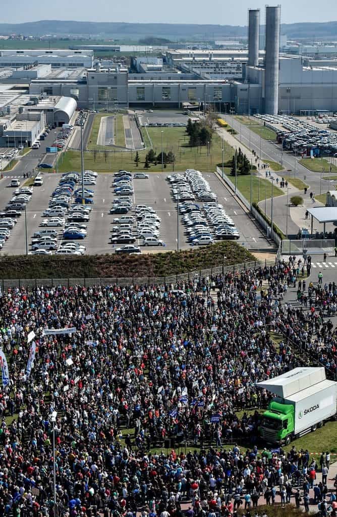 2017-10-odborc3a1c599i-c5a1koda-auto-protestovali-za-vyc5a1c5a1c