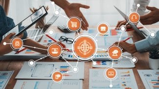 Různorodý obchodní tým se zapojuje do spolupráce pomocí technologických nástrojů v moderním pracovním prostoru a klade důraz na inovace a strategický rozvoj prostřednictvím vizuální analýzy dat. Amity