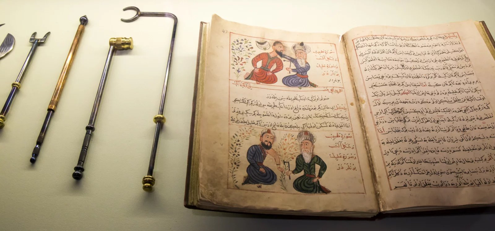 Arabsky psaná lékařská kniha ze středověku a příslušné nástroje