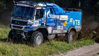 Náhledový obrázek - Komentář: Stovky tisíc mrtvých? Nezájem. Ruský agresor může vyrazit na Dakar i do F1, rozhodla FIA