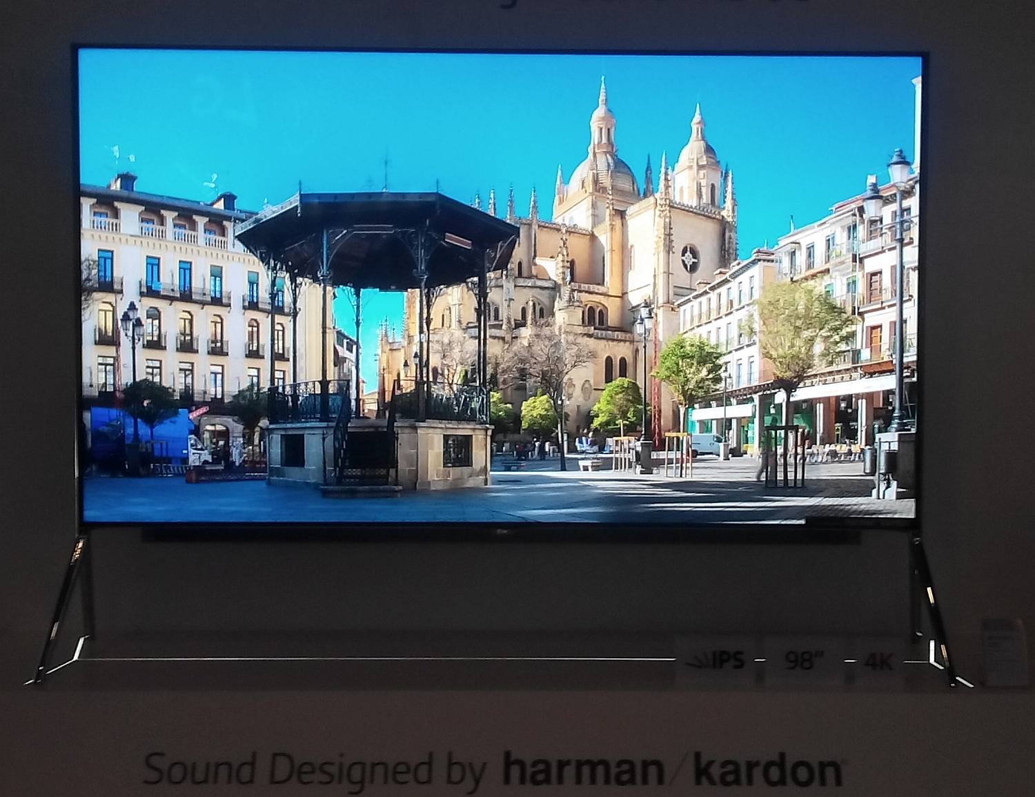 LG 98UB9800 má zcela jiný podstavec, než na jaký jsme u televizorů zvyklí.