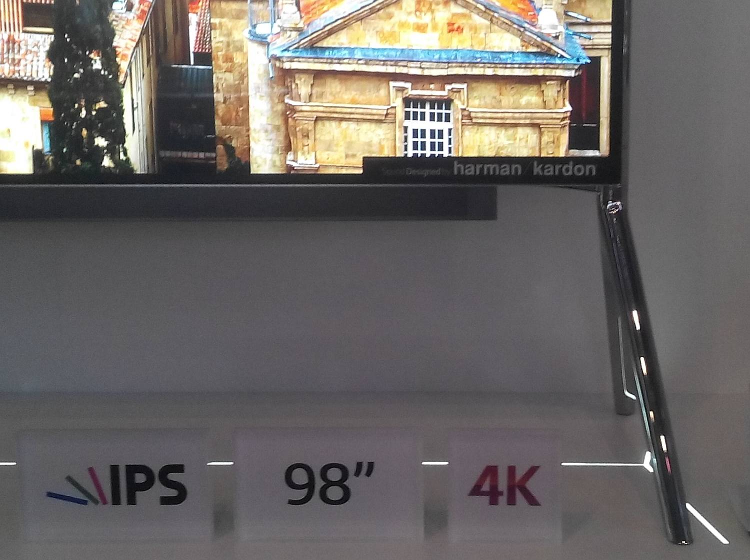 Detail podstavce LG 98UB9800. Samozřejmě nechybí ani panel typu IPS. Mimochodem úhlopříčka má 249 cm.