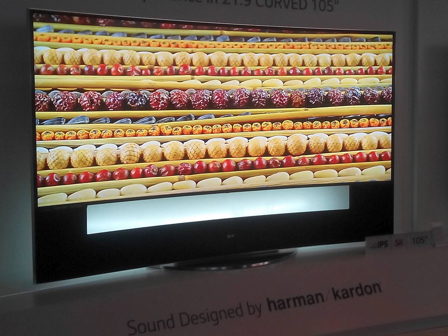 Prohnutá LG UC9 nabídne obrazovku s poměrem stran 21:9 a úhlopříčkou plných 267 cm.