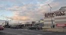 Za auty je vidět fronta lidí stojících na vstup do Lidl Outletu (druhý den otevření 16:30 h)