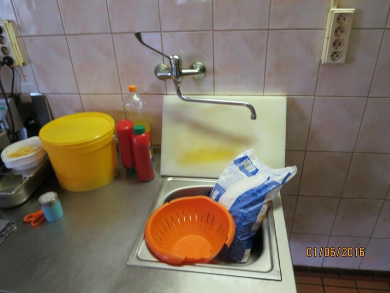 Bistro U Martina, Liberec - mimojiné:  Nezajištěný přístup k teplé vodě - nebyla možná hygienická očista nádobí nebo výčepního skla, nezajištěn přístup teplé vody pro očistu rukou, výrazně zanedbaný úklid, výrazné znečištění všech prostor, nečistoty na regálech či zařízeních