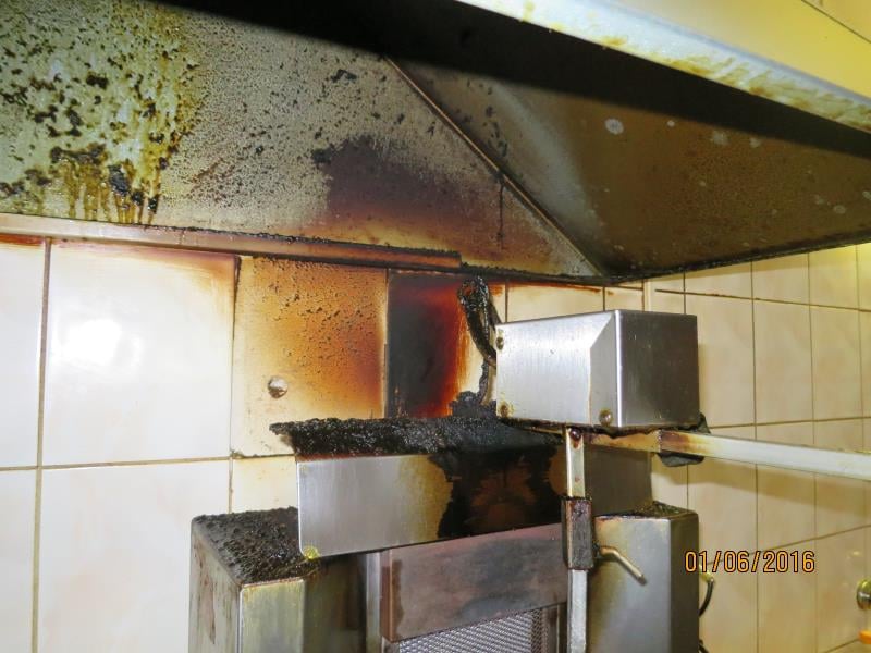 Bistro U Martina, Liberec - mimojiné:  Nezajištěný přístup k teplé vodě - nebyla možná hygienická očista nádobí nebo výčepního skla, nezajištěn přístup teplé vody pro očistu rukou, výrazně zanedbaný úklid, výrazné znečištění všech prostor, nečistoty na regálech či zařízeních