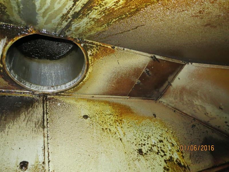 Bistro U Martina, Liberec - mimojiné:  Nezajištěný přístup k teplé vodě - nebyla možná hygienická očista nádobí nebo výčepního skla, nezajištěn přístup teplé vody pro očistu rukou, výrazně zanedbaný úklid, výrazné znečištění všech prostor, nečistoty na regálech či zařízeních