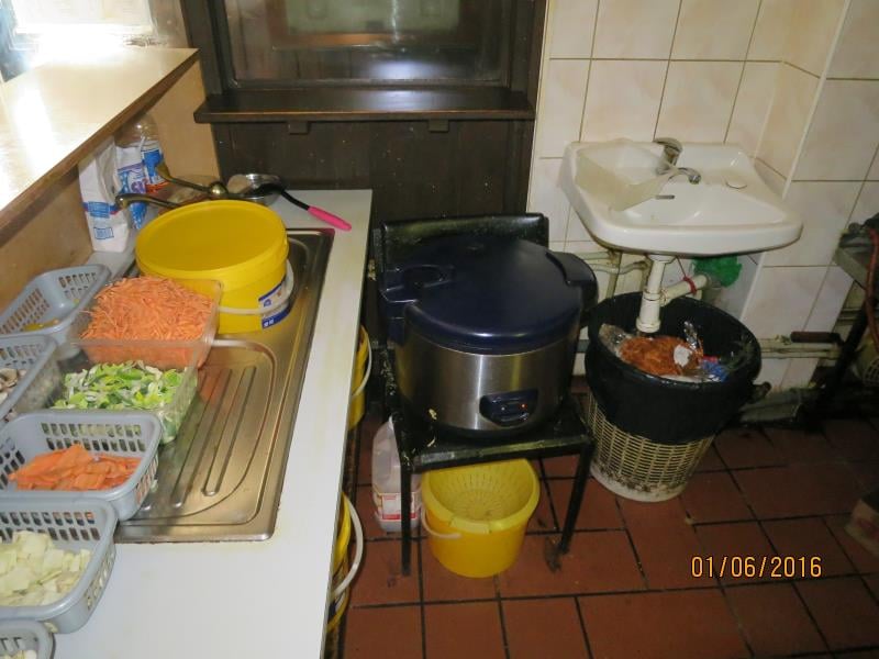 Bistro U Martina, Liberec - mimojiné:  Nezajištěný přístup k teplé vodě - nebyla možná hygienická očista nádobí nebo výčepního skla, nezajištěn přístup teplé vody pro očistu rukou, výrazně zanedbaný úklid, výrazné znečištění všech prostor, nečistoty na regálech či zařízeních