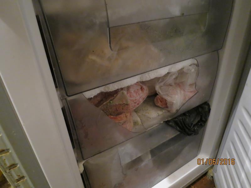 Bistro U Martina, Liberec - mimojiné:  Nezajištěný přístup k teplé vodě - nebyla možná hygienická očista nádobí nebo výčepního skla, nezajištěn přístup teplé vody pro očistu rukou, výrazně zanedbaný úklid, výrazné znečištění všech prostor, nečistoty na regálech či zařízeních