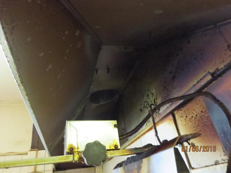 Bistro U Martina, Liberec - mimojiné:  Nezajištěný přístup k teplé vodě - nebyla možná hygienická očista nádobí nebo výčepního skla, nezajištěn přístup teplé vody pro očistu rukou, výrazně zanedbaný úklid, výrazné znečištění všech prostor, nečistoty na regálech či zařízeních