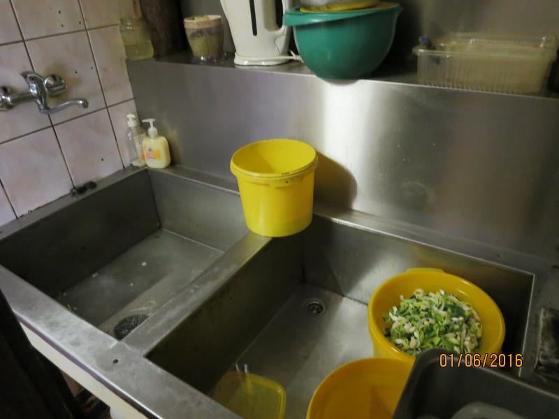 Bistro U Martina, Liberec - mimojiné:  Nezajištěný přístup k teplé vodě - nebyla možná hygienická očista nádobí nebo výčepního skla, nezajištěn přístup teplé vody pro očistu rukou, výrazně zanedbaný úklid, výrazné znečištění všech prostor, nečistoty na regálech či zařízeních