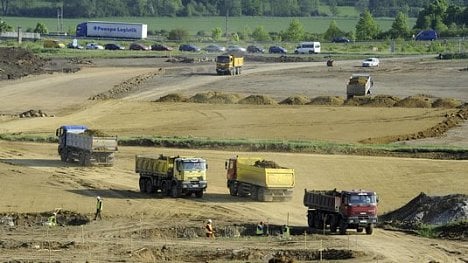 Náhledový obrázek - Kostlivec na poli. Silničáři musí koupit pozemek, který nechtějí